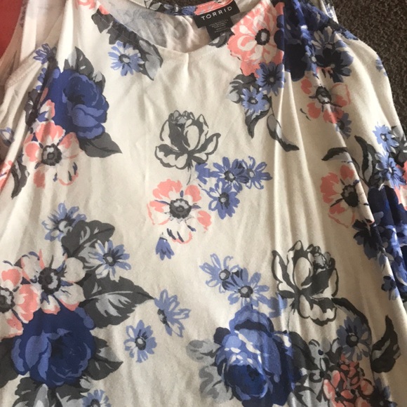 3 tank tops - Picture 2 of 5